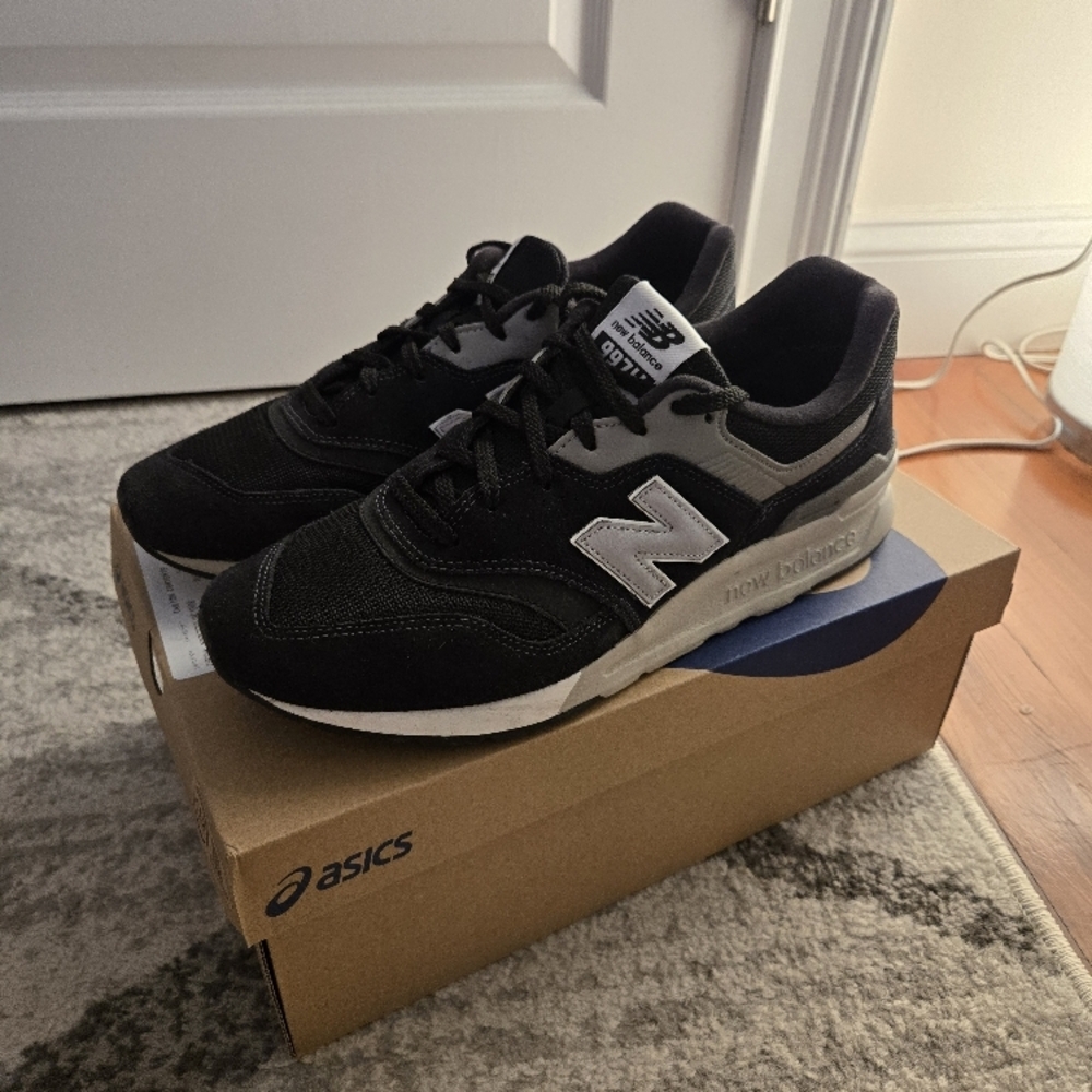 New Balance Men's Black Sneakers